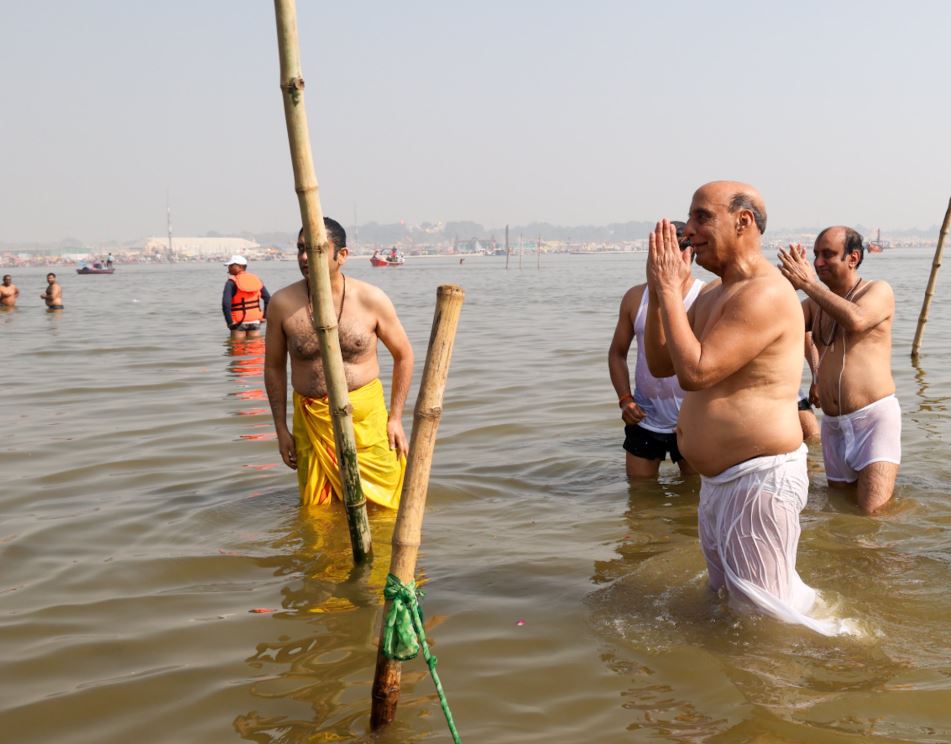 संगम में स्नान करते राजनाथ सिंह संगम में स्नान करते राजनाथ सिंह