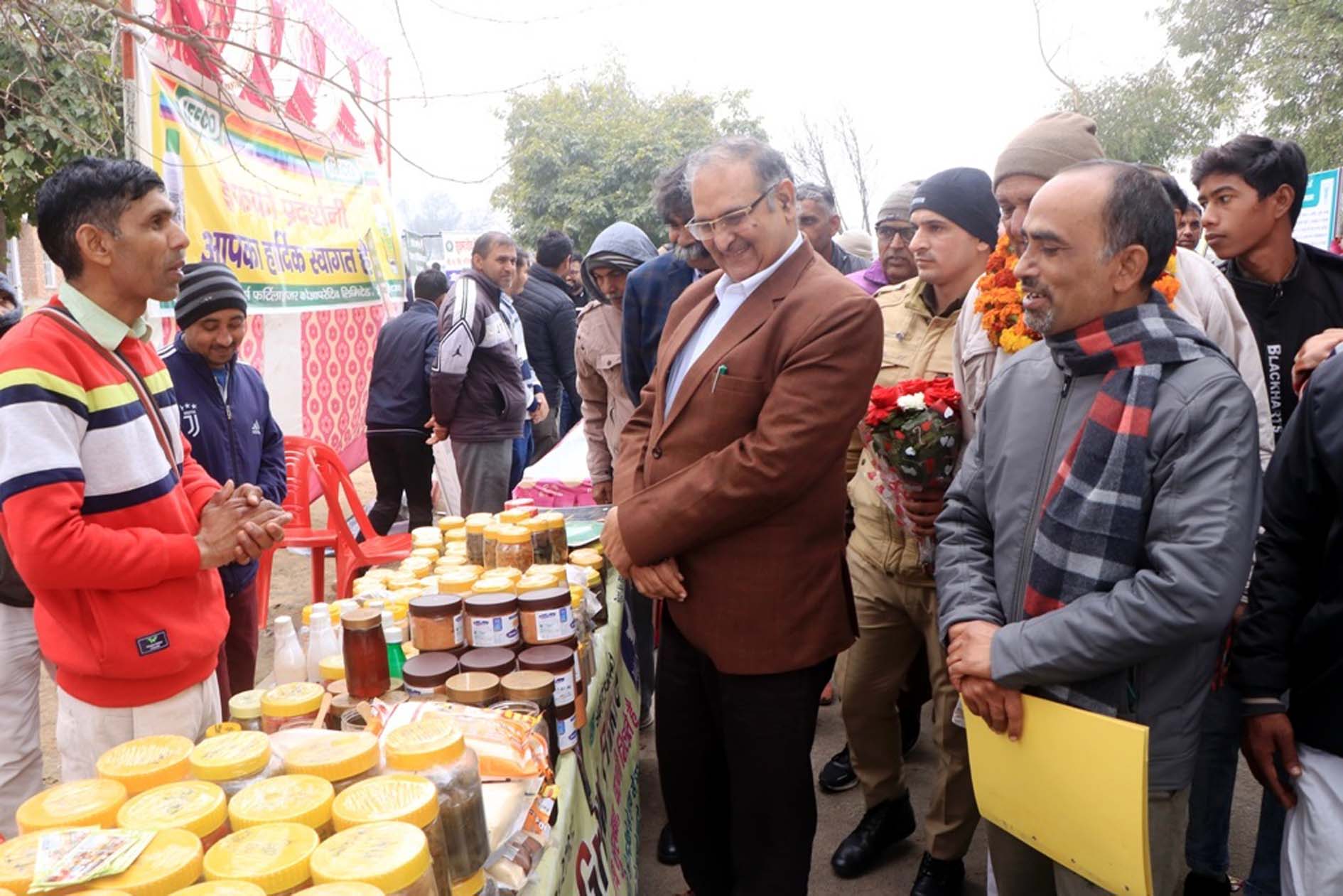 प्रदर्शनी का अवलोकन करते कुलपति प्रो. बीआर कम्बोज। प्रदर्शनी का अवलोकन करते कुलपति प्रो. बीआर कम्बोज।