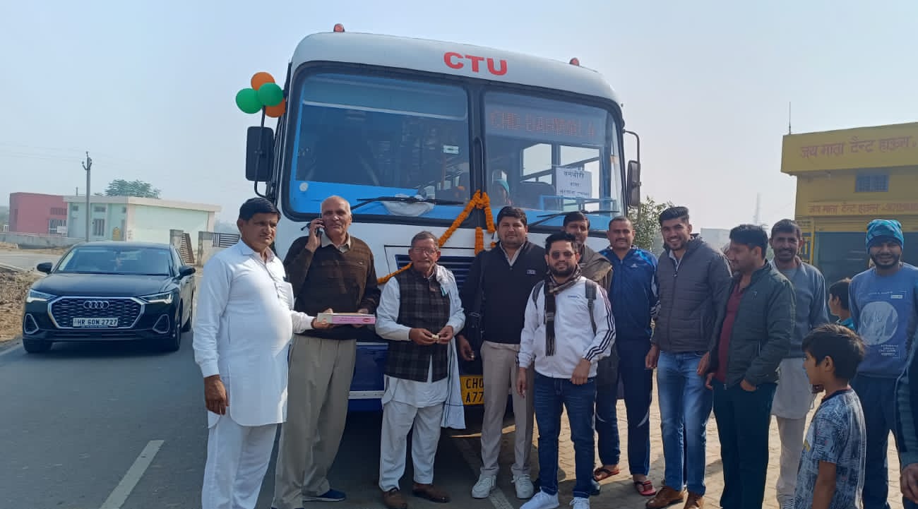 बस का स्वागत करते हुए ग्रामीण। बस का स्वागत करते हुए ग्रामीण।