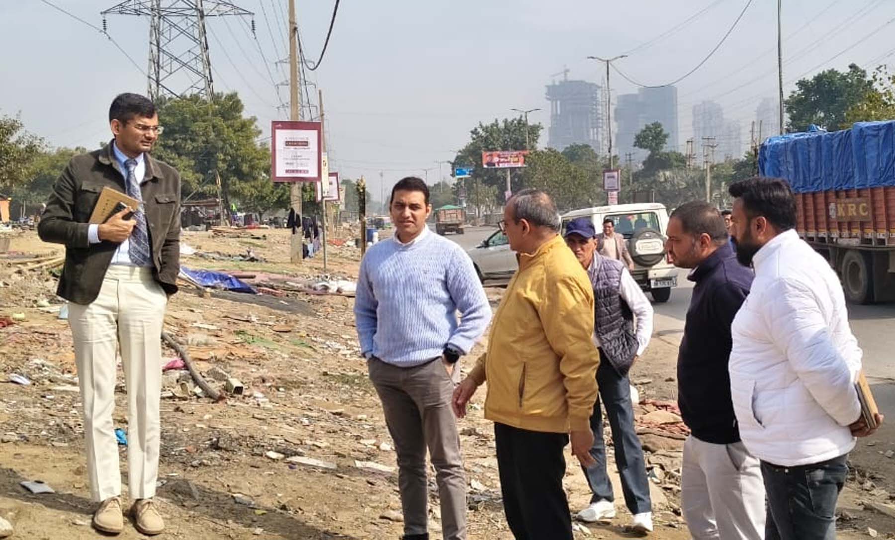 फोटो नंबर-01: गुरुग्राम शहर में दौरा करके निरीक्षण करते डीसी अजय कुमार व निगमायुक्त अशोक कुमार गर्ग। फोटो नंबर-01: गुरुग्राम शहर में दौरा करके निरीक्षण करते डीसी अजय कुमार व निगमायुक्त अशोक कुमार गर्ग।