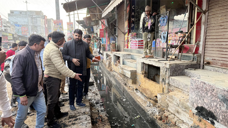 18 Snp-9 सोनीपत: नालो का निरीक्षण करते विधायक पवन खरखौदा 18 Snp-9 सोनीपत: नालो का निरीक्षण करते विधायक पवन खरखौदा