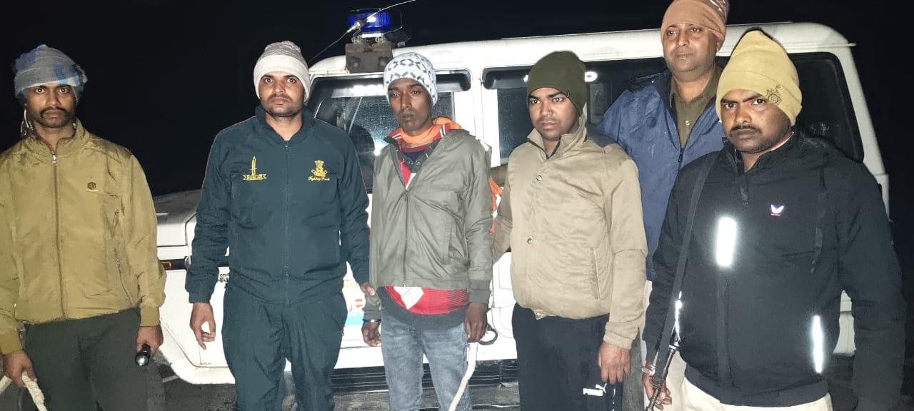 अररिया फोटो:गिरफ्तार हुए फरार आरोपित के साथ फुलकाहा पुलिस अररिया फोटो:गिरफ्तार हुए फरार आरोपित के साथ फुलकाहा पुलिस