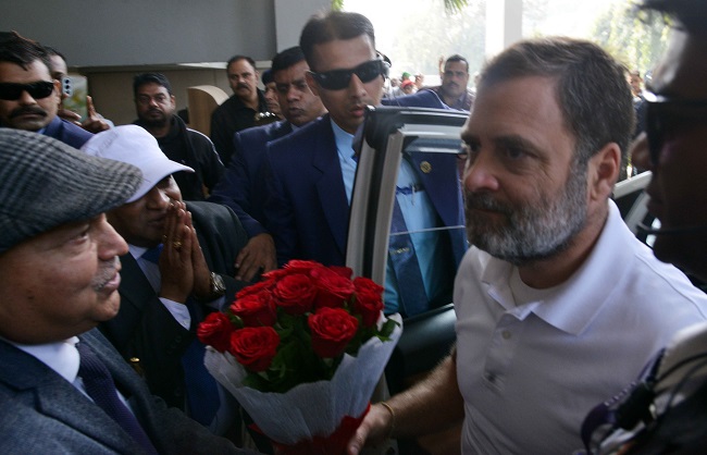 राहुल गांधी का स्वागत करते हवाईअड्डे पर कार्यकर्ता राहुल गांधी का स्वागत करते हवाईअड्डे पर कार्यकर्ता