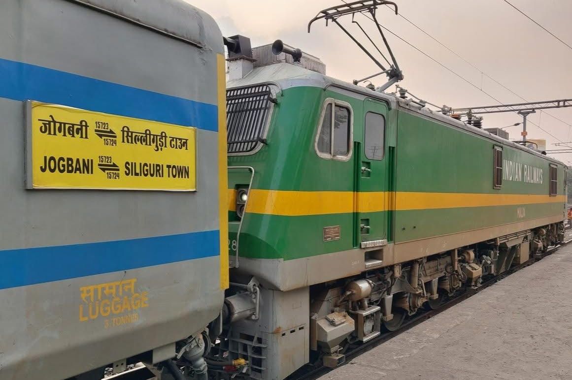 जोगबनी से सिलीगुड़ी इंटरसिटी एक्सप्रेस ट्रेन रद्द होने से लोगों ने किया आक्रोश व्यक्त जोगबनी से सिलीगुड़ी इंटरसिटी एक्सप्रेस ट्रेन रद्द होने से लोगों ने किया आक्रोश व्यक्त