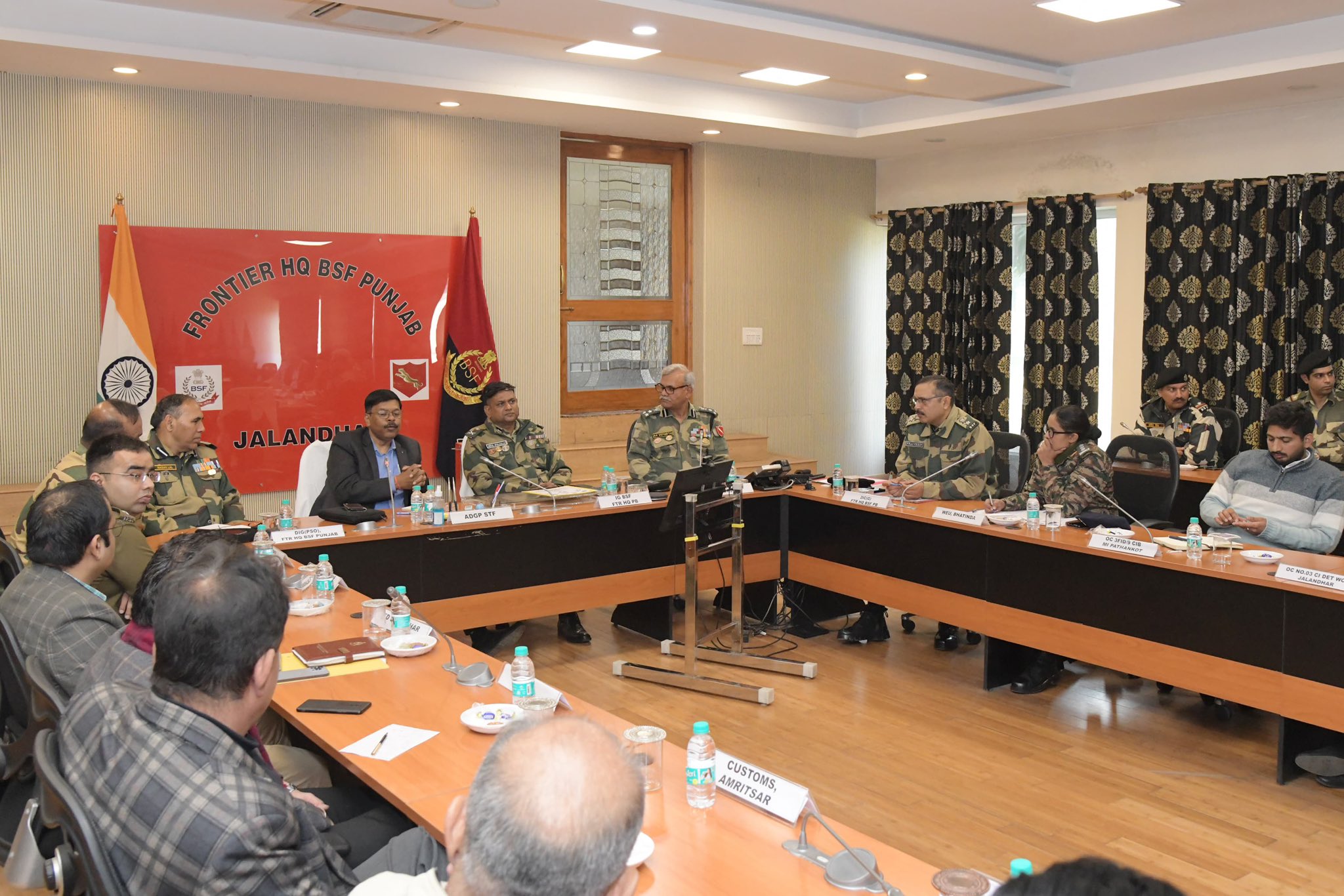 जालंधर में संयुक्त बैठक करते बीएसएफ व पंजाब पुलिस के अधिकारी जालंधर में संयुक्त बैठक करते बीएसएफ व पंजाब पुलिस के अधिकारी