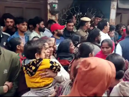 फरीदाबाद में वारदात के बाद मौके पर मौजूद भीड़ व पुलिस। फरीदाबाद में वारदात के बाद मौके पर मौजूद भीड़ व पुलिस।