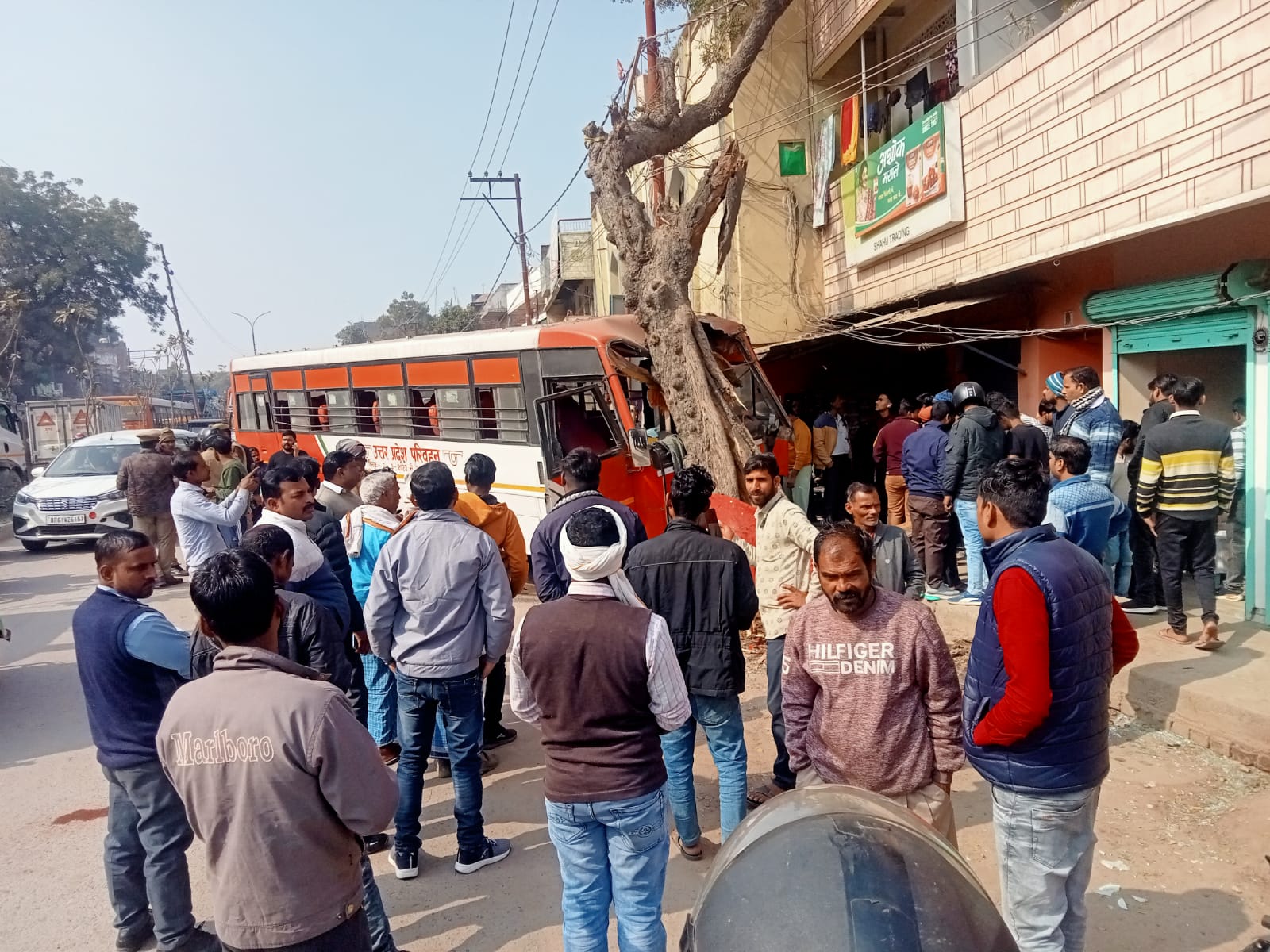 हादसे में क्षतिग्रस्त बस और जुटी भीड़: फोटो बच्चा गुप्ता हादसे में क्षतिग्रस्त बस और जुटी भीड़: फोटो बच्चा गुप्ता