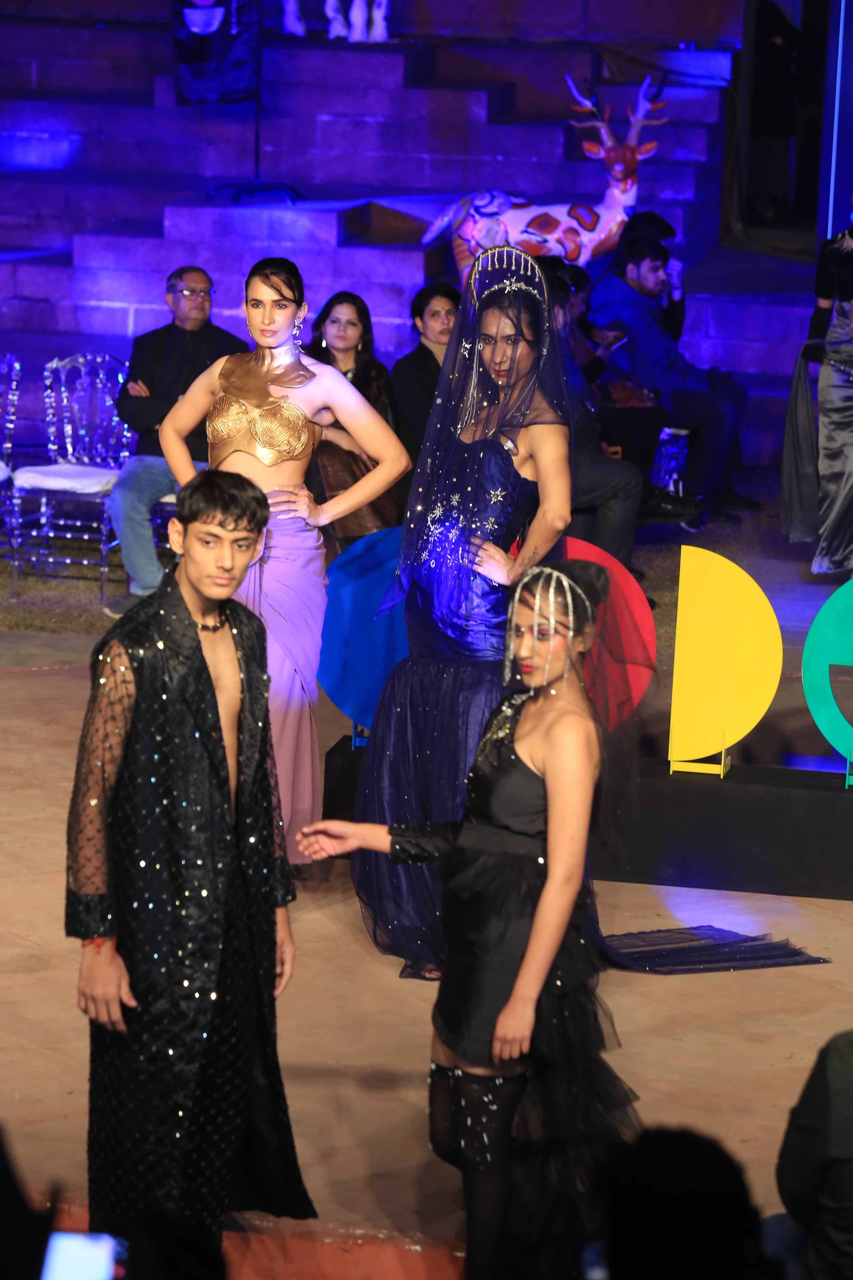 फैशन शो तुरपन में दिखाई दिए फैशन के रंग फैशन शो तुरपन में दिखाई दिए फैशन के रंग