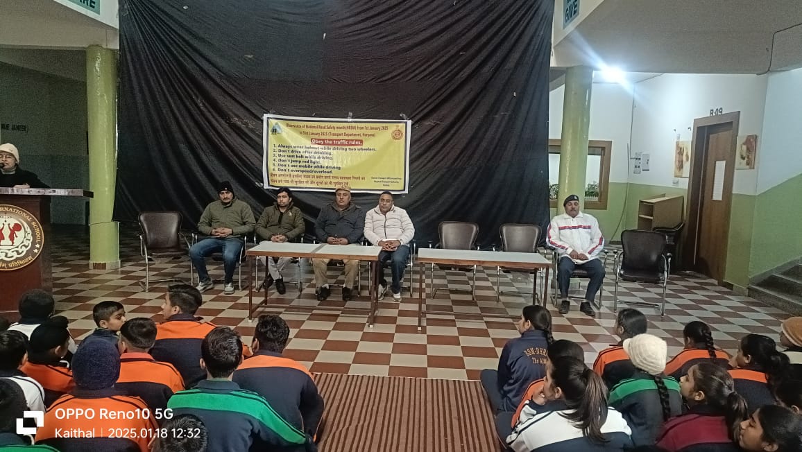 छात्र-छात्राओं को ट्रैफिक नियमों की जानकारी देते हुए पुलिस अधिकारी