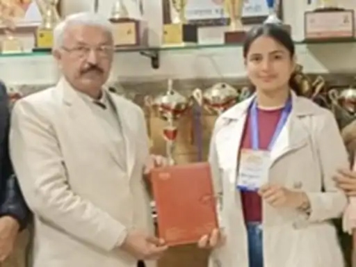 फोटो कैप्शनः 18 आरटीके4 गणतंत्र दिवस समारोह में शामिल होने वाली छात्रा को बधाई एवं शुभकामनाएं देते कॉलेज प्राचार्य। फोटो कैप्शनः 18 आरटीके4 गणतंत्र दिवस समारोह में शामिल होने वाली छात्रा को बधाई एवं शुभकामनाएं देते कॉलेज प्राचार्य।