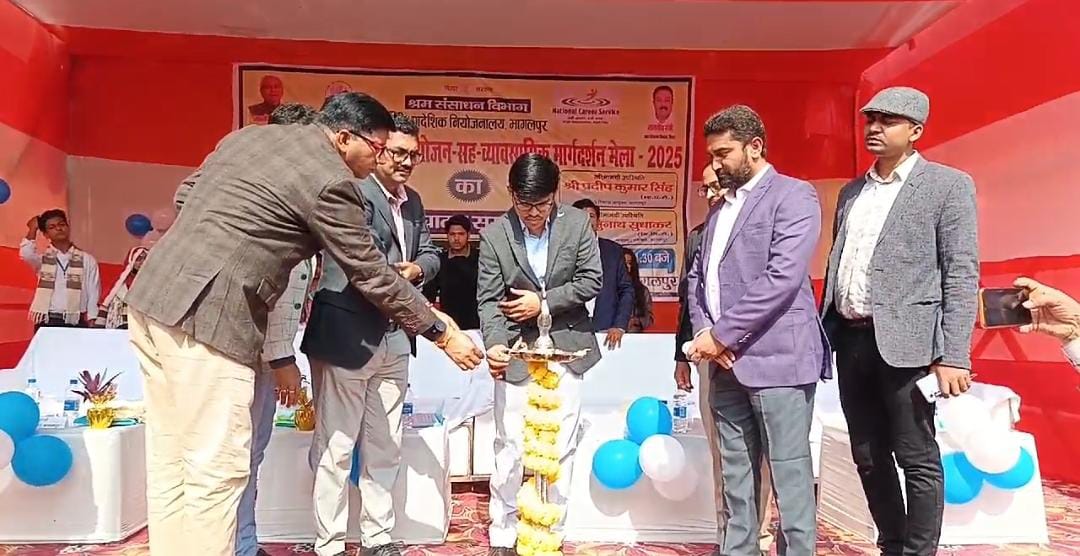 युवक को पत्र देते कंपनी के लोग युवक को पत्र देते कंपनी के लोग