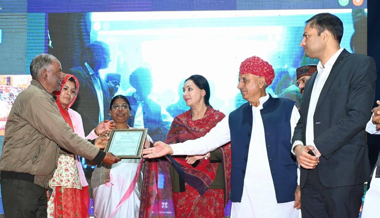 स्वामित्व योजना: उप मुख्यमंत्री दिया कुमारी ने जिला स्तरीय कार्यक्रम में पट्टे किए वितरित