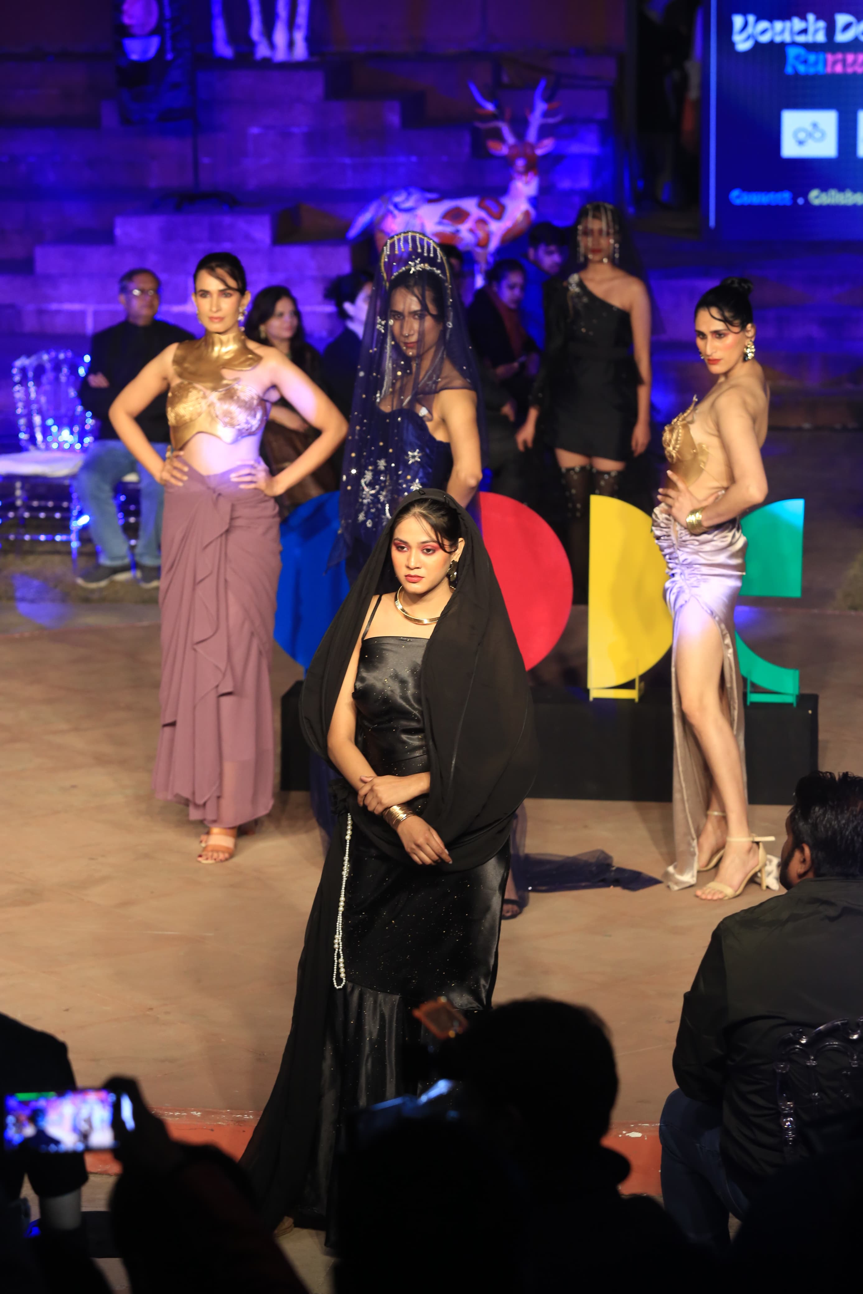 फैशन शो तुरपन में दिखाई दिए फैशन के रंग फैशन शो तुरपन में दिखाई दिए फैशन के रंग