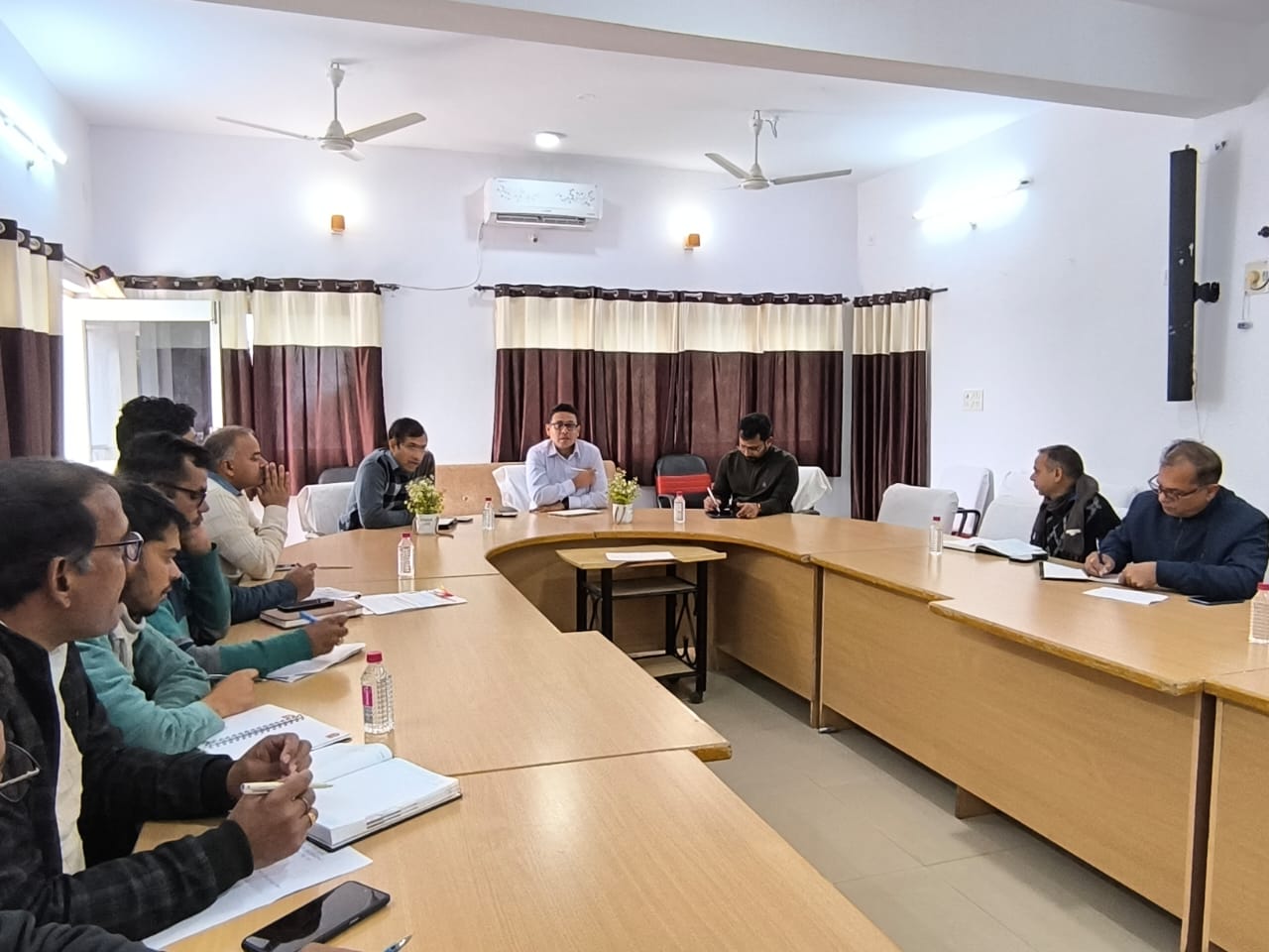 समीक्षा बैठक में कलेक्टर समीक्षा बैठक में कलेक्टर