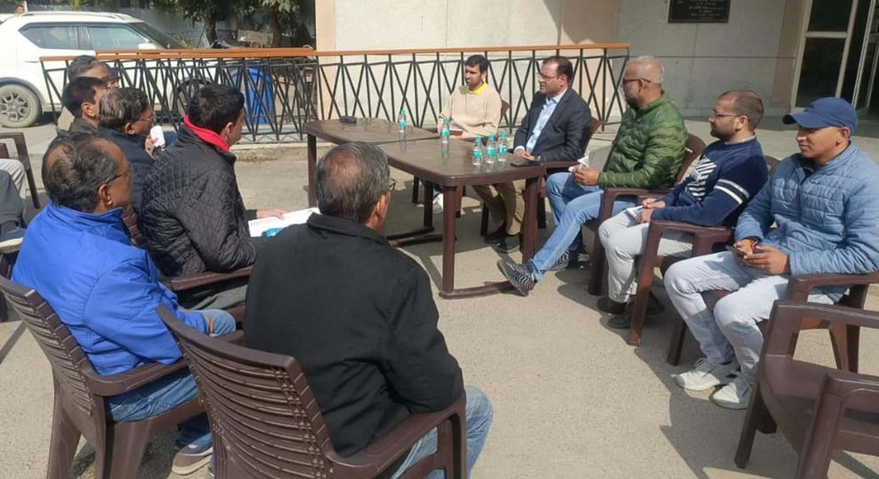 फोटो नंबर-02: गुरुग्राम के सेक्टर-15 पार्ट-2 में लोगों के साथ बैठक करते नगर निगम के अधिकारी। फोटो नंबर-02: गुरुग्राम के सेक्टर-15 पार्ट-2 में लोगों के साथ बैठक करते नगर निगम के अधिकारी।