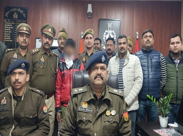 मां-बेटी का हत्या का आराेपी गिरफ्तार, खुलासा करते पुलिस अधिकारी की फाेटाे मां-बेटी का हत्या का आराेपी गिरफ्तार, खुलासा करते पुलिस अधिकारी की फाेटाे