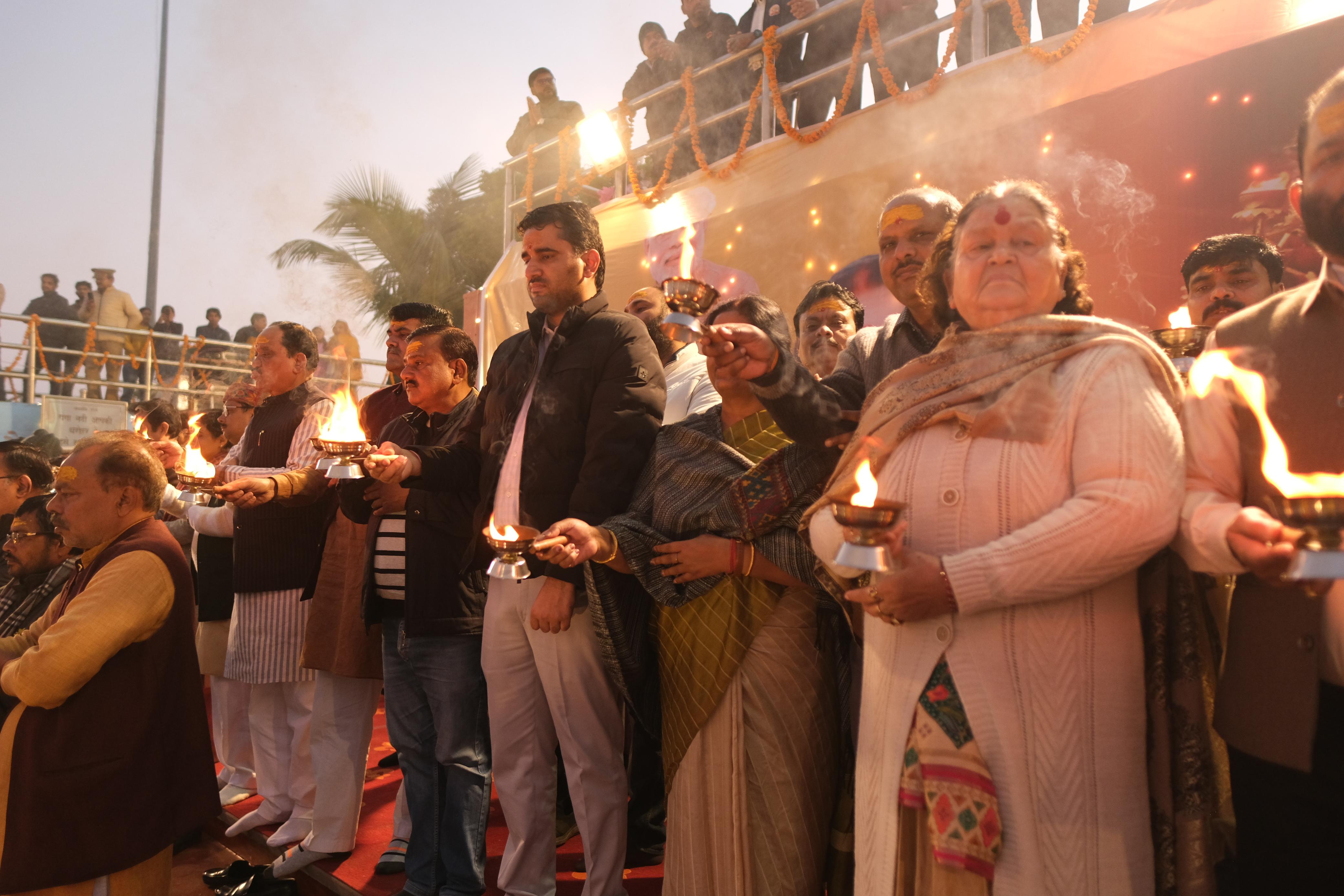 कार्यक्रम कब दौरान आरती करती महापौर प्रमिला पांडेय व अन्य अधिकारी कार्यक्रम कब दौरान आरती करती महापौर प्रमिला पांडेय व अन्य अधिकारी