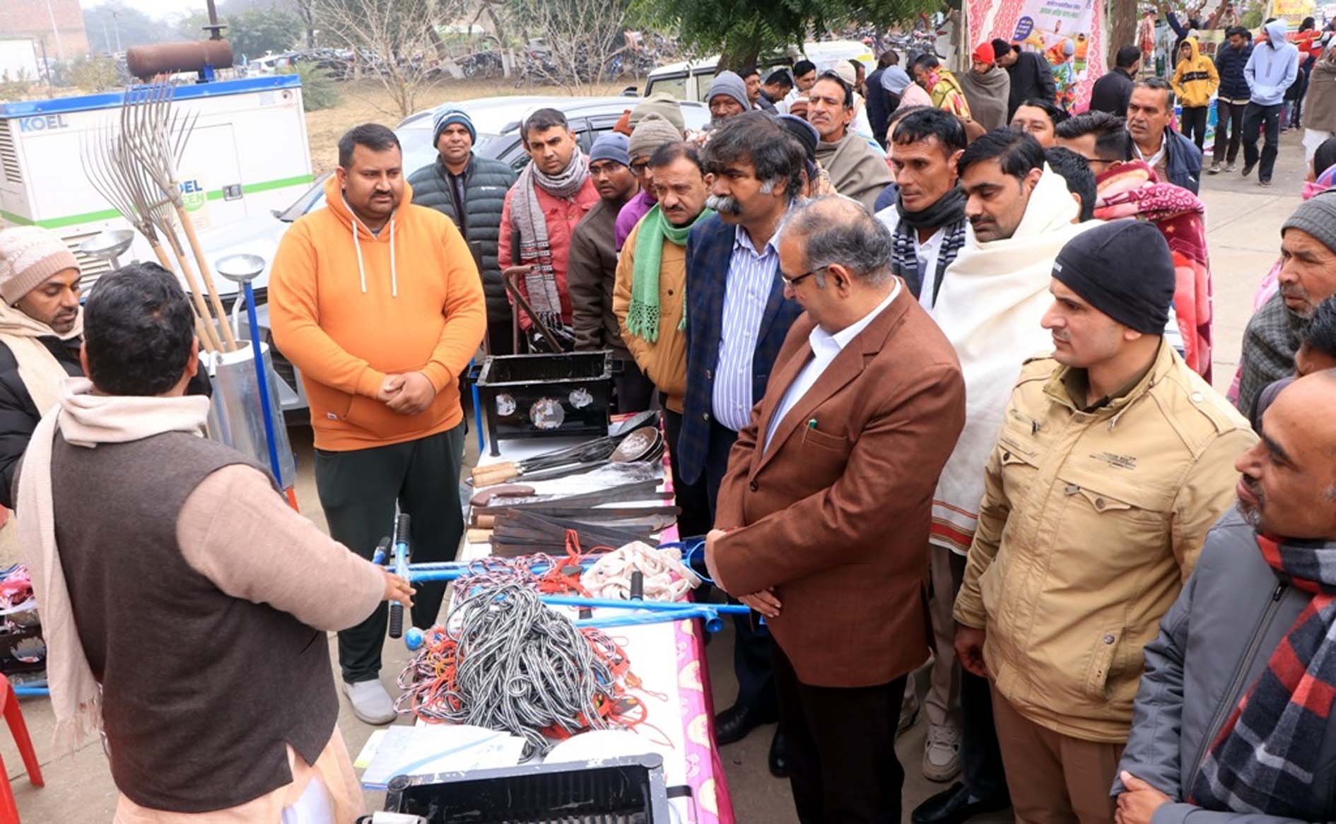प्रदर्शनी का अवलोकन करते कुलपति प्रो. बीआर कम्बोज। प्रदर्शनी का अवलोकन करते कुलपति प्रो. बीआर कम्बोज।