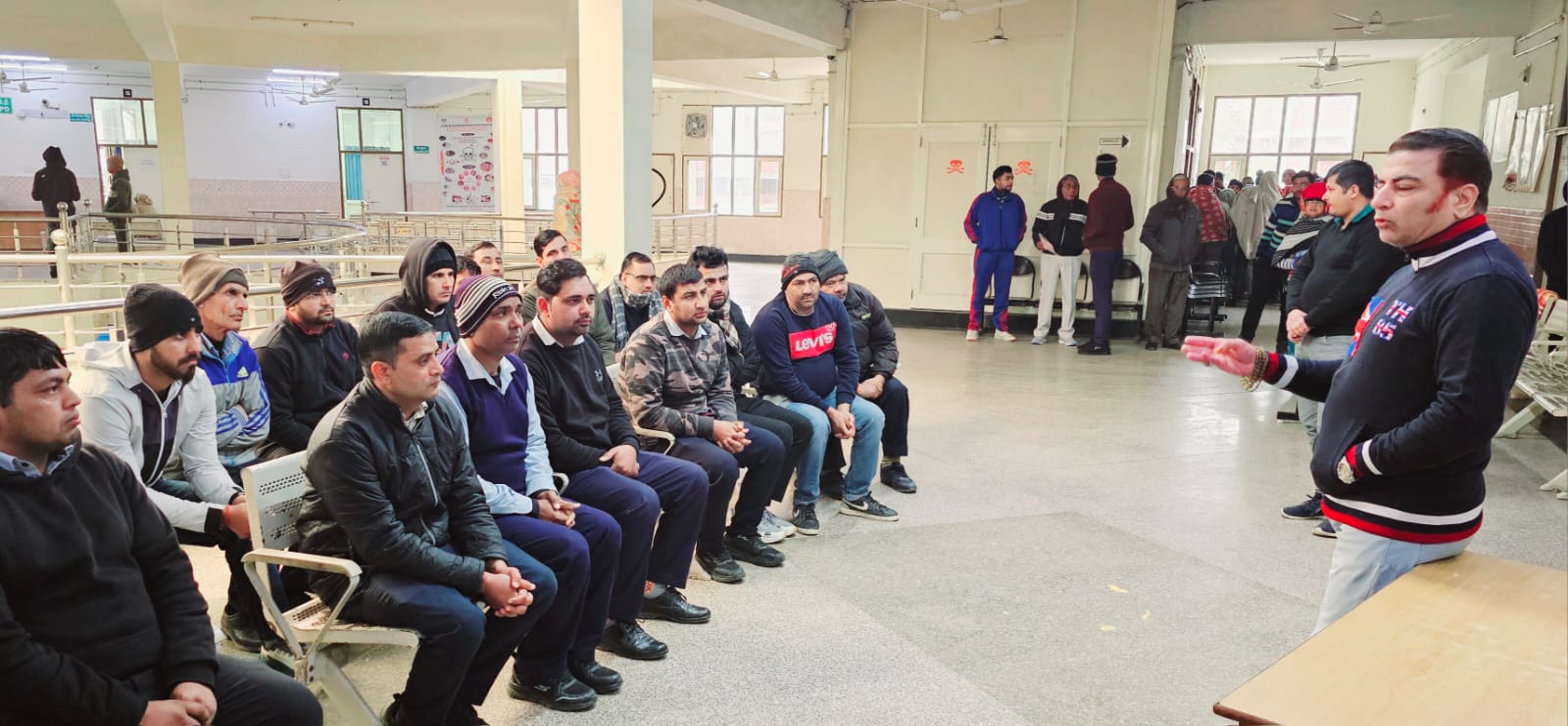 नागरिक अस्पताल में कर्मियों को दिशा-निर्देश देते हुए डा. भोला। नागरिक अस्पताल में कर्मियों को दिशा-निर्देश देते हुए डा. भोला।
