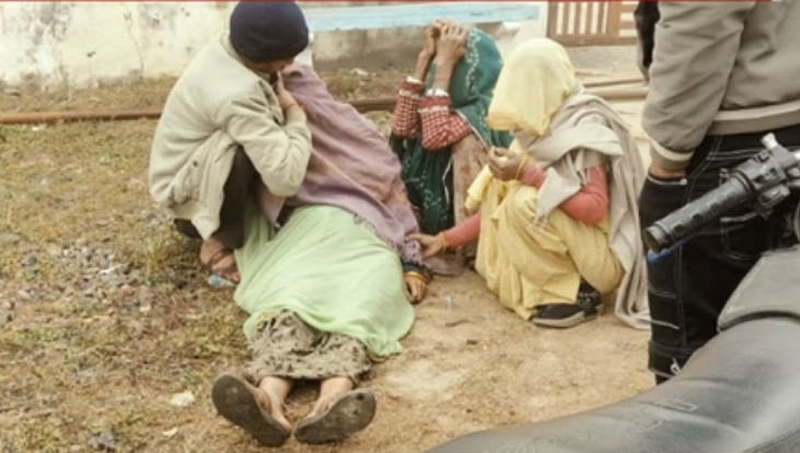 सीएम किसान समृद्धि योजना के लगे पोस्टर में करंट प्रवाह की चपेट में आने से महिला की मौत सीएम किसान समृद्धि योजना के लगे पोस्टर में करंट प्रवाह की चपेट में आने से महिला की मौत