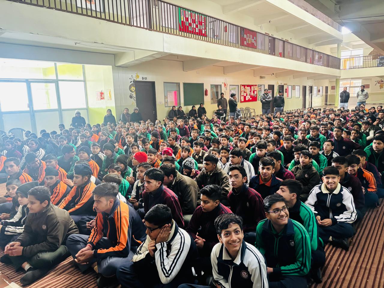 ट्रैफिक नियमों के बारे में जानकारी हासिल करते छात्र-छात्राएं