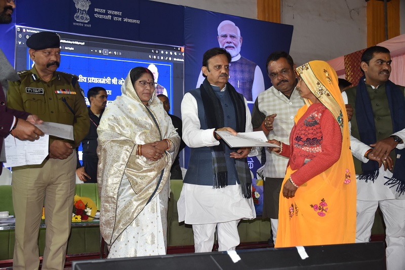 स्वामित्व योजना के अंतर्गत सम्पत्ति अधिकार पत्र वितरण करते हुए उप मुख्यमंत्री राजेन्द्र शुक्ल स्वामित्व योजना के अंतर्गत सम्पत्ति अधिकार पत्र वितरण करते हुए उप मुख्यमंत्री राजेन्द्र शुक्ल