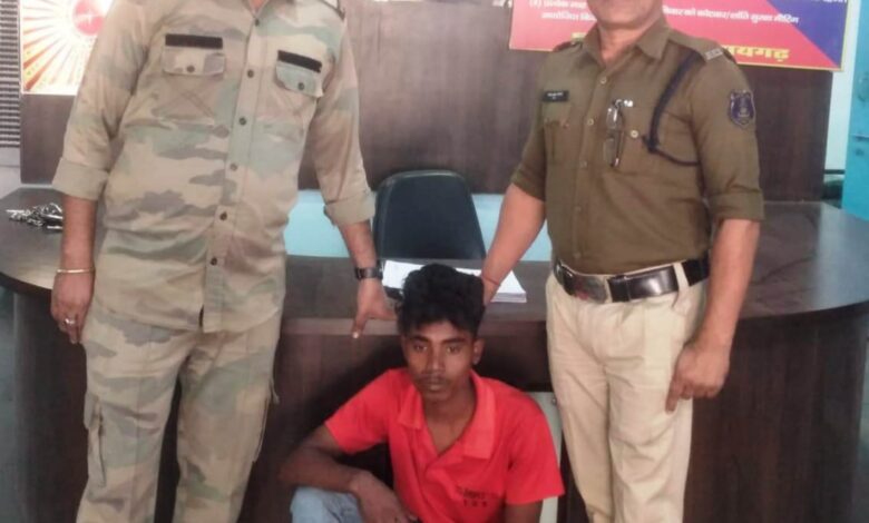पुलिस के गिरफ्त में आरोपी पुलिस के गिरफ्त में आरोपी