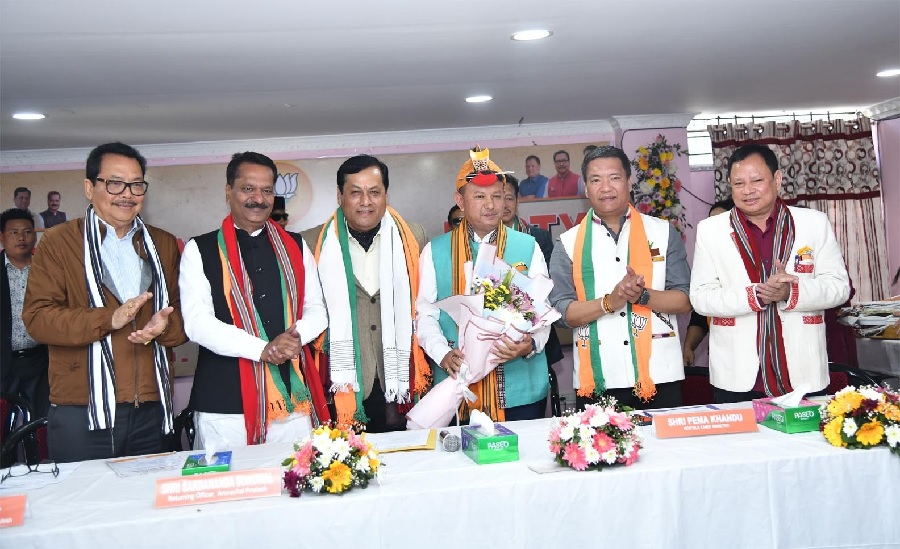 निर्विरोध अरुणाचल प्रदेश भाजपा के अध्यक्ष चुने गए कलिंग मोयोंग का स्वागत करते मुख्यमंत्री पेमा खांडू, केंद्रीय मंत्री सर्बानंद सोनोवाल के साथ ही अन्य मंत्री एवं भाजपा के वरिष्ठ नेता। निर्विरोध अरुणाचल प्रदेश भाजपा के अध्यक्ष चुने गए कलिंग मोयोंग का स्वागत करते मुख्यमंत्री पेमा खांडू, केंद्रीय मंत्री सर्बानंद सोनोवाल के साथ ही अन्य मंत्री एवं भाजपा के वरिष्ठ नेता।