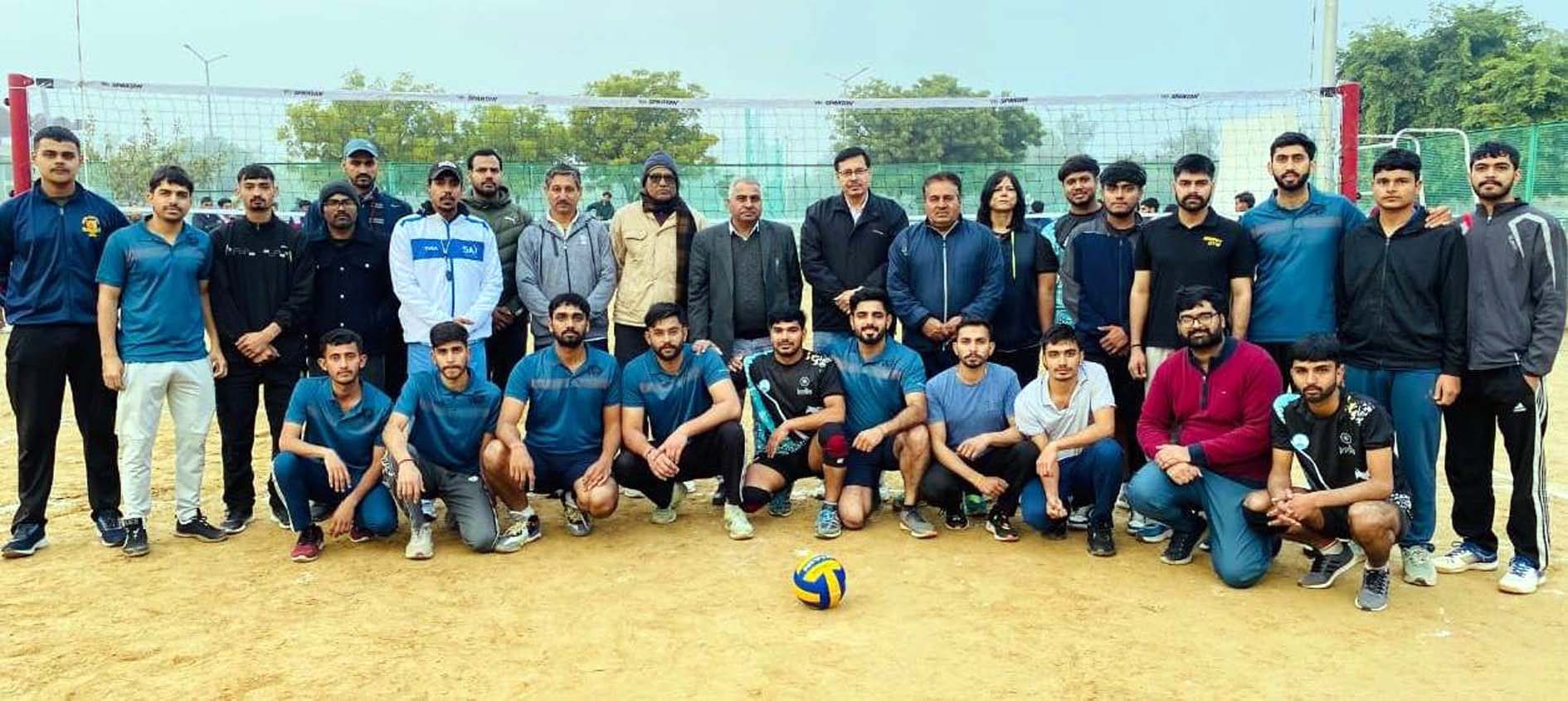 छात्र कल्याण निदेशक डॉ. मदन खीचड़ खिलाडिय़ों के साथ। छात्र कल्याण निदेशक डॉ. मदन खीचड़ खिलाडिय़ों के साथ।