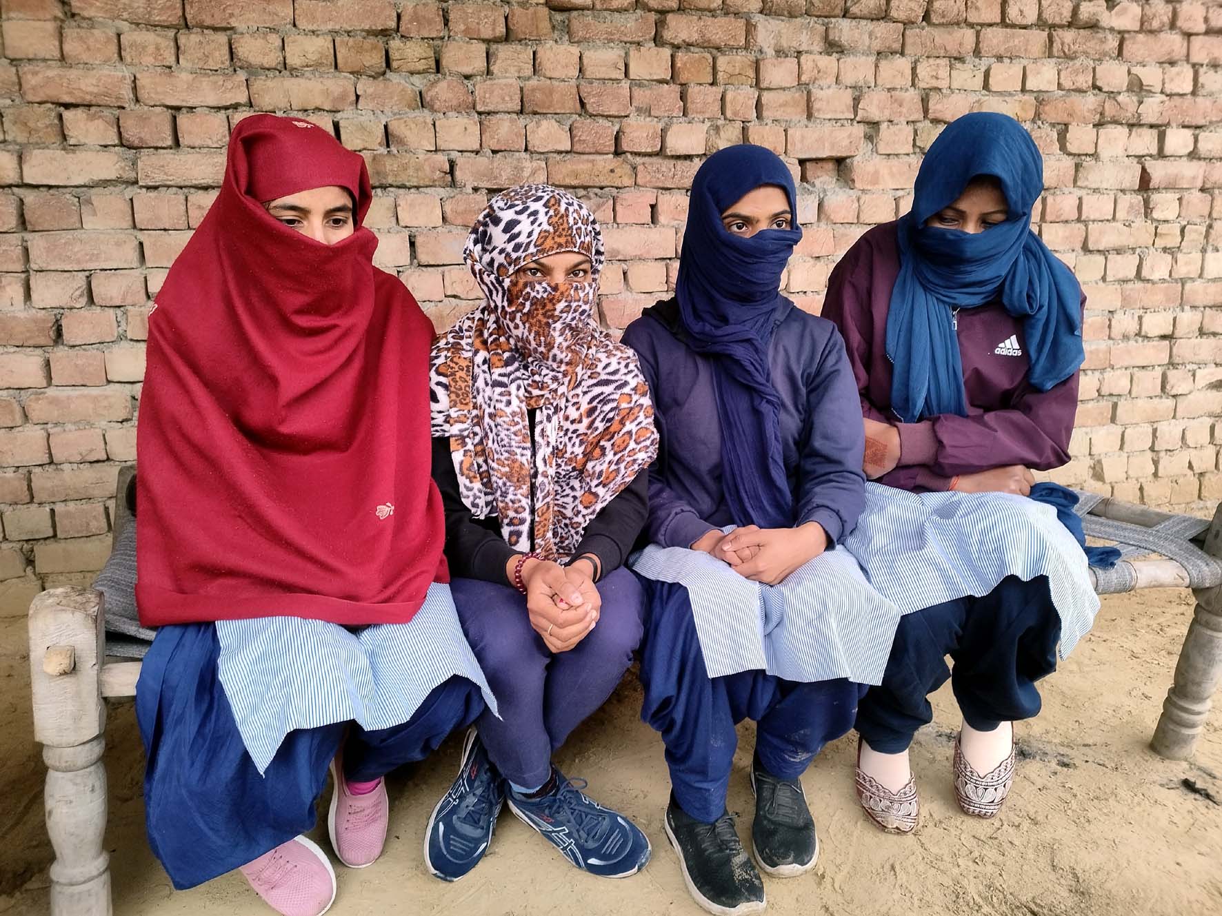 राजकीय आईटीआई की छात्राएं मैडम पर आरोप लगाते हुए। राजकीय आईटीआई की छात्राएं मैडम पर आरोप लगाते हुए।