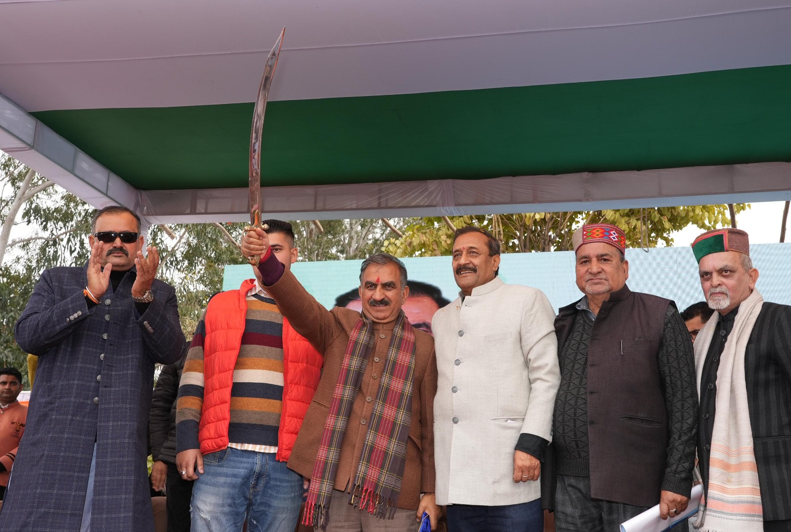 जनसभा के दौरान मुख्यमंत्री और अन्य नेता। जनसभा के दौरान मुख्यमंत्री और अन्य नेता।