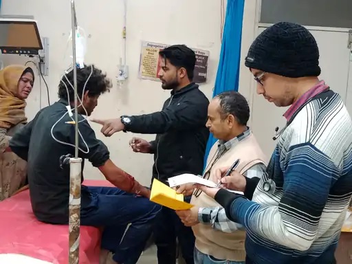 युवक को गंभीर हालत में डीबी अस्पताल में भर्ती कराया गया