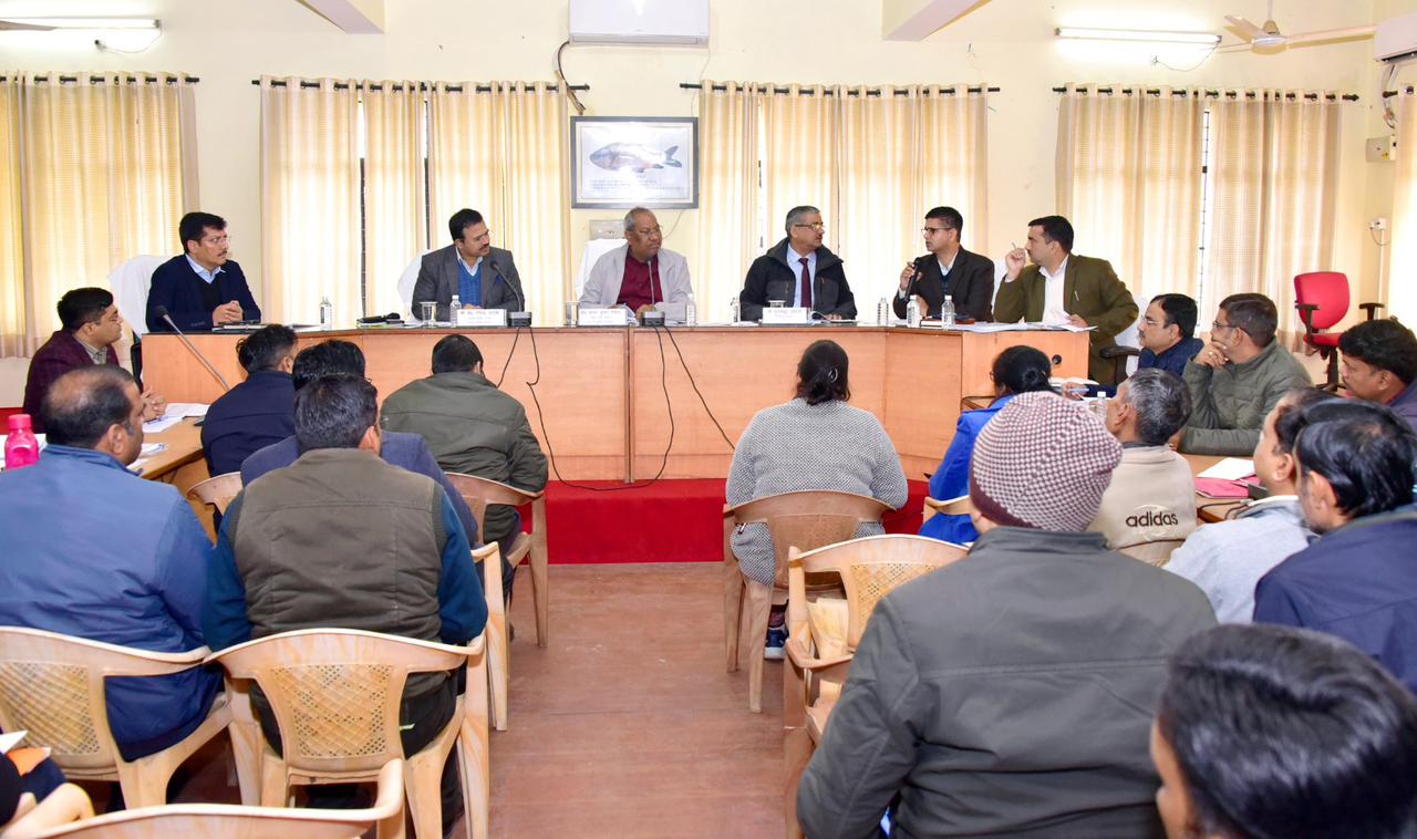 बैठक करते हुए मंत्री बैठक करते हुए मंत्री
