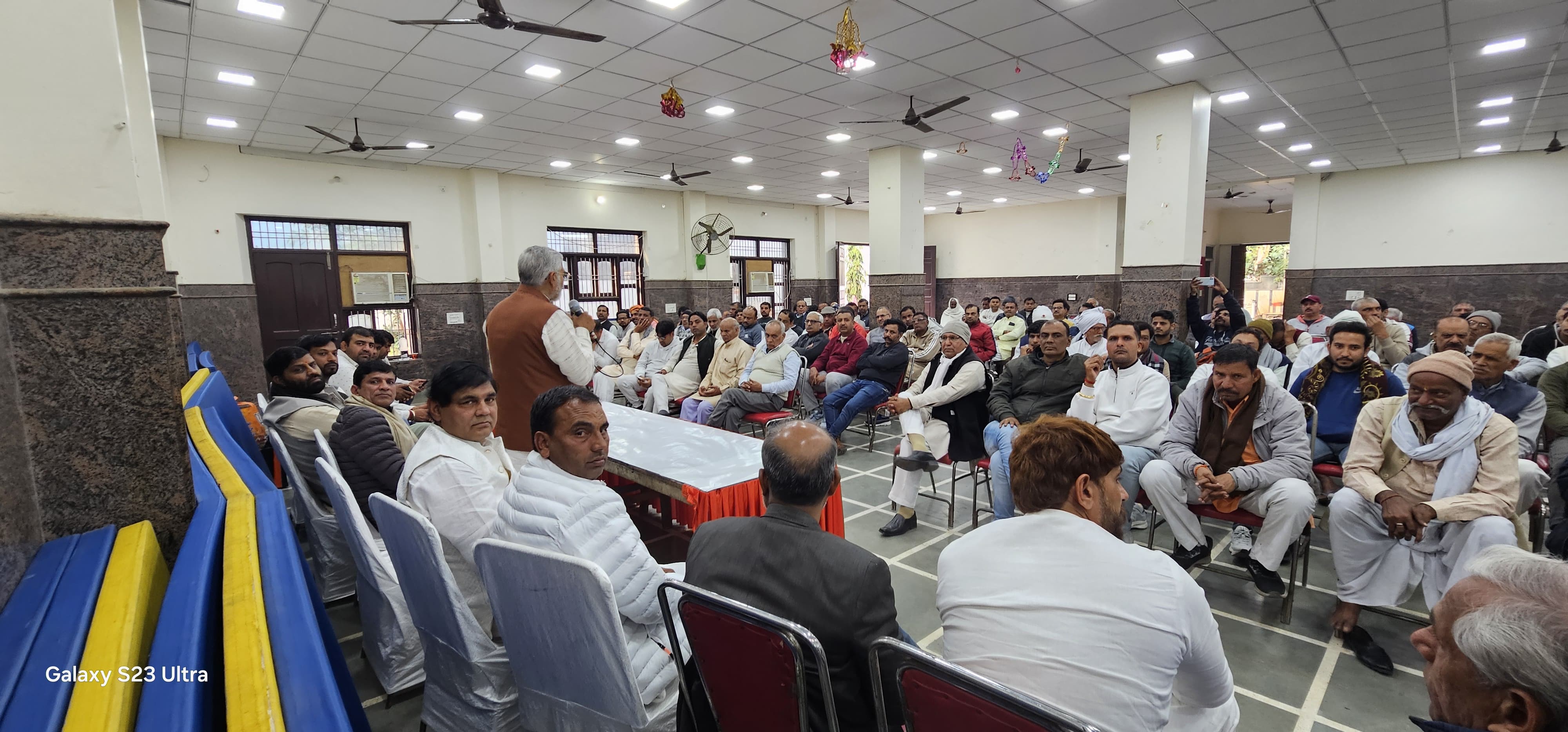 मोहनलाल बड़ोली के पक्ष में इकट्ठे हुए लोग चर्चा करते हुए मोहनलाल बड़ोली के पक्ष में इकट्ठे हुए लोग चर्चा करते हुए