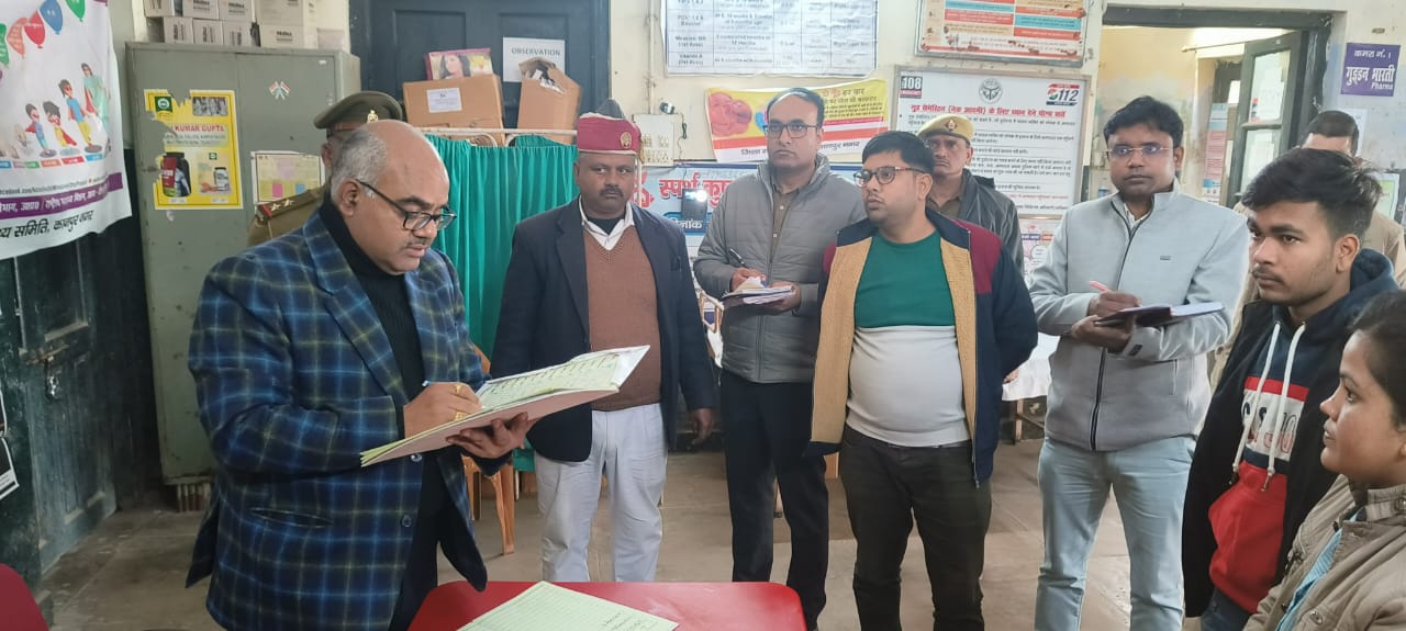 स्वास्थ्य केंद्र का निरीक्षण करने के दौरान जिला अधिकारी जितेंद्र प्रताप सिंह स्वास्थ्य केंद्र का निरीक्षण करने के दौरान जिला अधिकारी जितेंद्र प्रताप सिंह