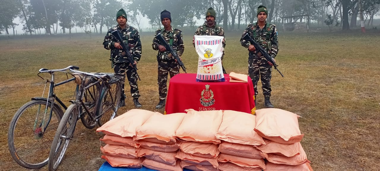 अररिया फोटो:बरामद किंग पोप के साथ एसएसबी जवान अररिया फोटो:बरामद किंग पोप के साथ एसएसबी जवान