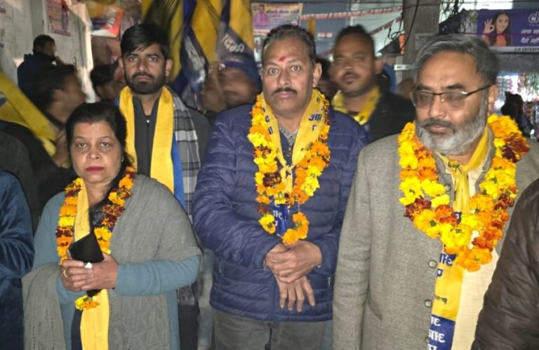 आप प्रदेश अध्यक्ष कलर जन समर्थन मांगते हुए आप प्रदेश अध्यक्ष कलर जन समर्थन मांगते हुए