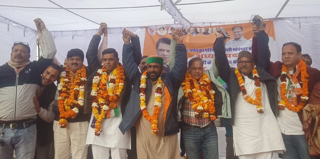गोपेश्वर में आयोजित जनसभा में मतदाताओं का अभिवादन करते हुए नेता। गोपेश्वर में आयोजित जनसभा में मतदाताओं का अभिवादन करते हुए नेता।