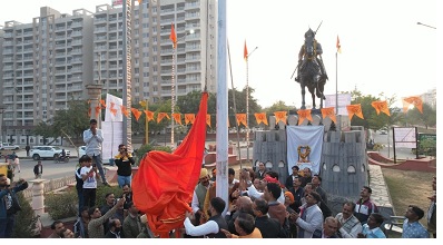 महाराणा प्रताप की 428 वीं पुण्यतिथि पर 51 फुट ऊंचा केसरिया ध्वज फहराया महाराणा प्रताप की 428 वीं पुण्यतिथि पर 51 फुट ऊंचा केसरिया ध्वज फहराया