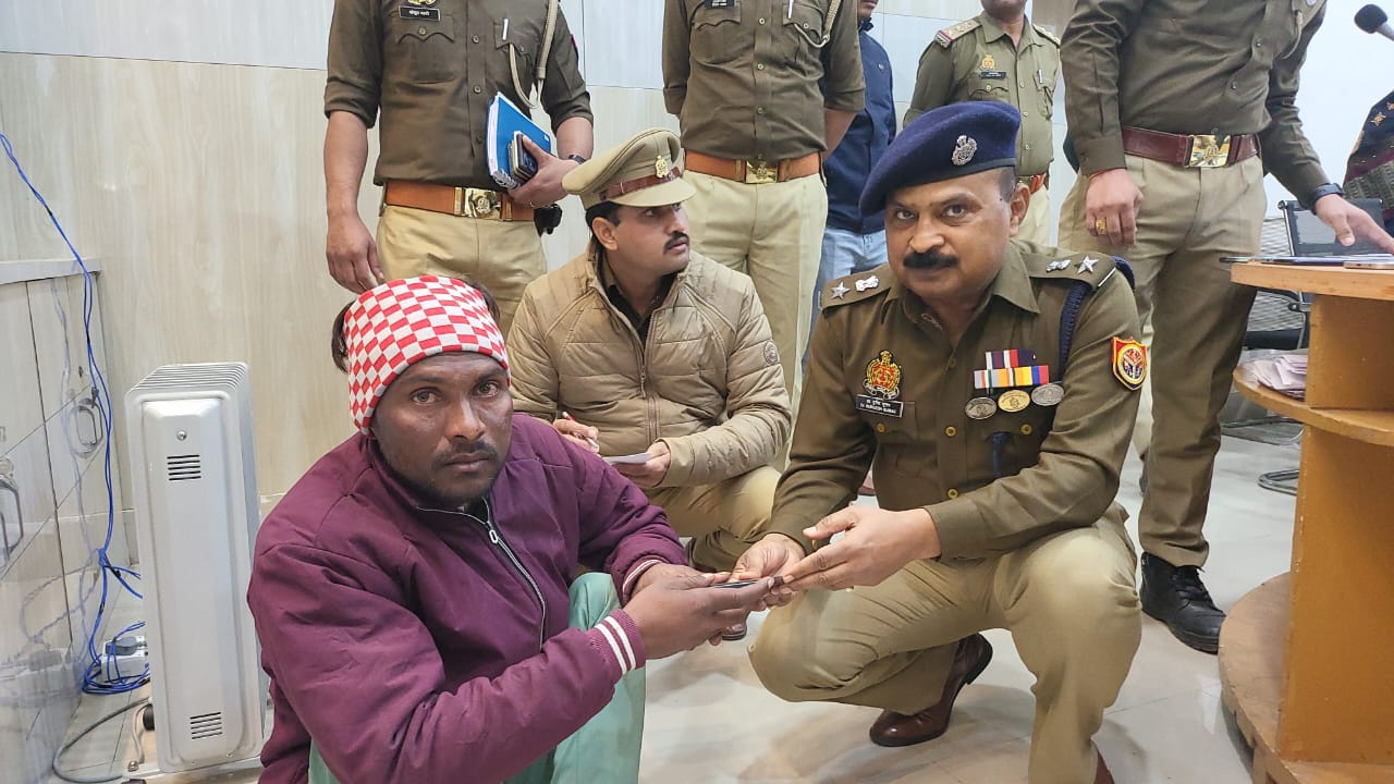 दिव्यांग को मोबाइल देते पुलिस अधीक्षक दिव्यांग को मोबाइल देते पुलिस अधीक्षक