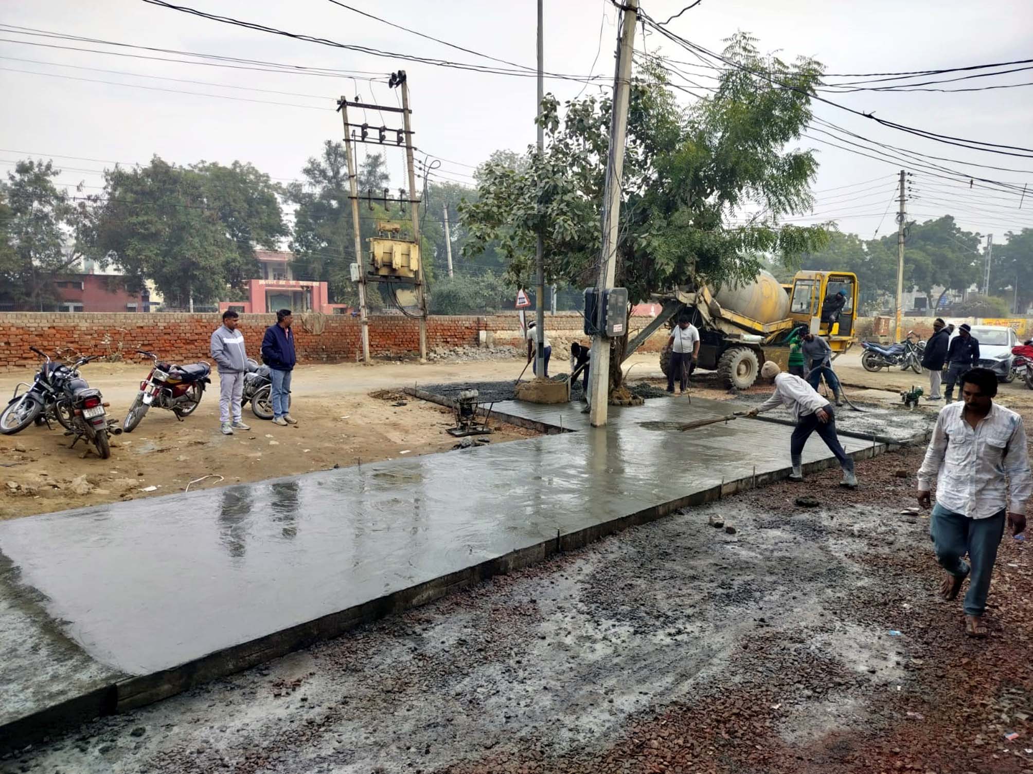 घोड़ा फार्म रोड क्षेत्र में बनाई जा रही सड़क। घोड़ा फार्म रोड क्षेत्र में बनाई जा रही सड़क।