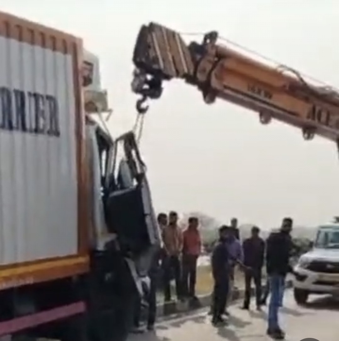 एनएच 48 पर सड़क हादसे में एक की मौत दो घायल कंटेनर में घुसी दो पिकअप गाड़ियां एनएच 48 पर सड़क हादसे में एक की मौत दो घायल कंटेनर में घुसी दो पिकअप गाड़ियां