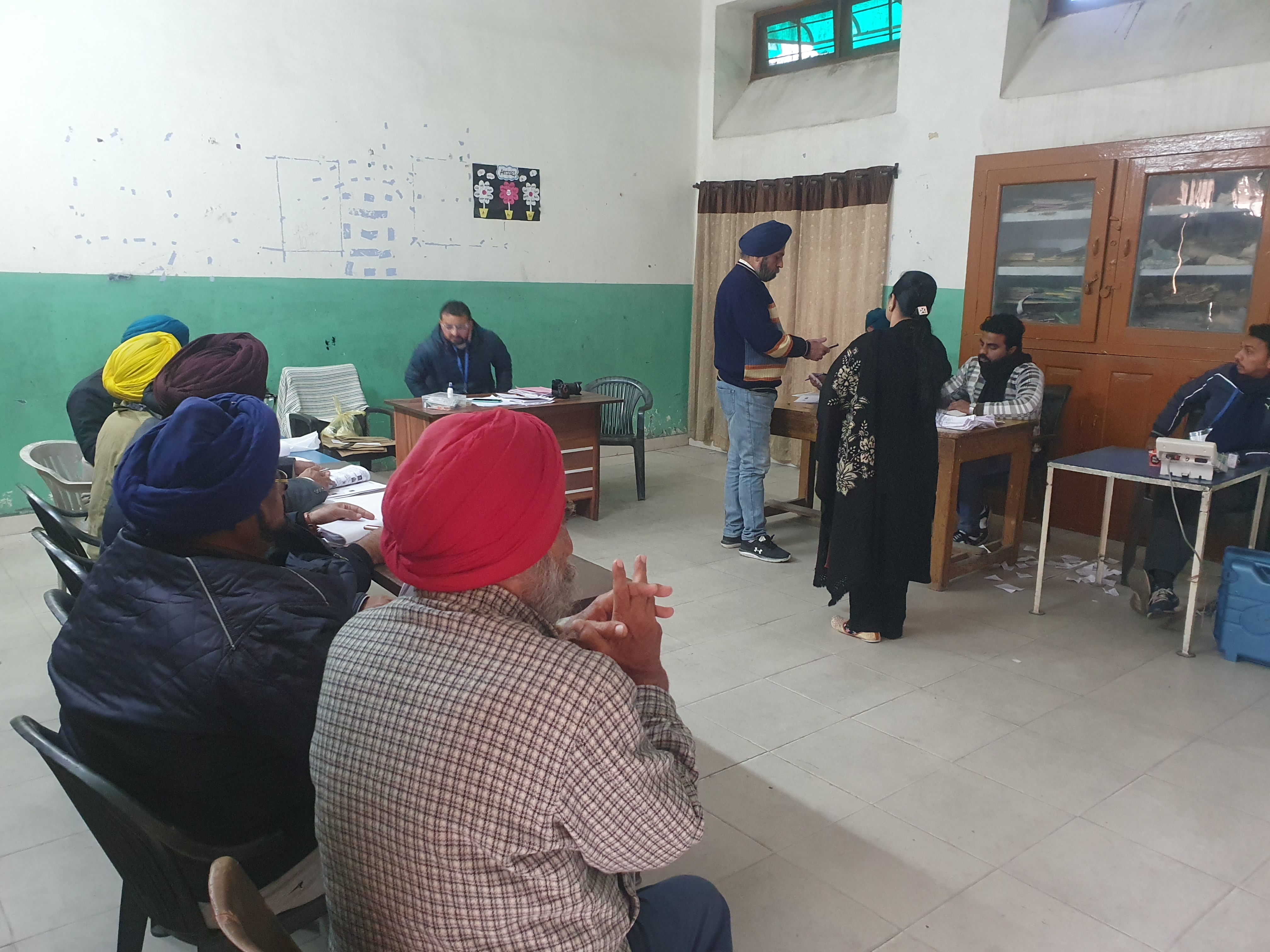 मतदान करते मतदाता मतदान करते मतदाता