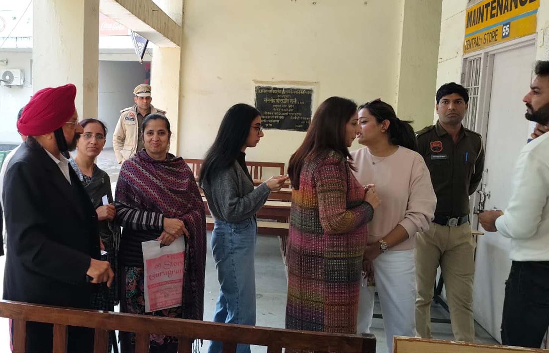 फोटो नंबर-09: गुरुग्राम में हरियाणा सिख गुरुद्वारा प्रबंधक कमेटी के सदस्य पद के लिए रविवार को हुए मतदान के लिए लाइन में लगे मतदाता। फोटो नंबर-09: गुरुग्राम में हरियाणा सिख गुरुद्वारा प्रबंधक कमेटी के सदस्य पद के लिए रविवार को हुए मतदान के लिए लाइन में लगे मतदाता।