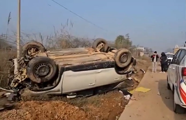 दुर्घटना करने वाली कार माैके पर दुर्घटना करने वाली कार माैके पर