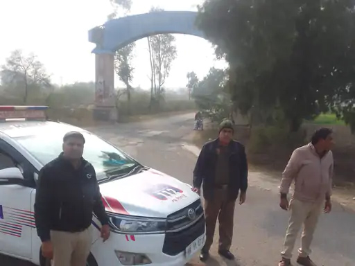 19 आरटीकेः4 अपराधी चांद को कड़ी सुरक्षा के बीच उसके घर तक लाया गया। ---------- 19 आरटीकेः4 अपराधी चांद को कड़ी सुरक्षा के बीच उसके घर तक लाया गया। ----------