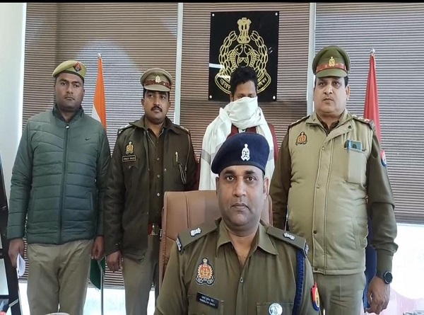 घटना का खुलासा करते पुलिस अधिकारी, पुलिस संग पीछे खड़ा अपराधी घटना का खुलासा करते पुलिस अधिकारी, पुलिस संग पीछे खड़ा अपराधी