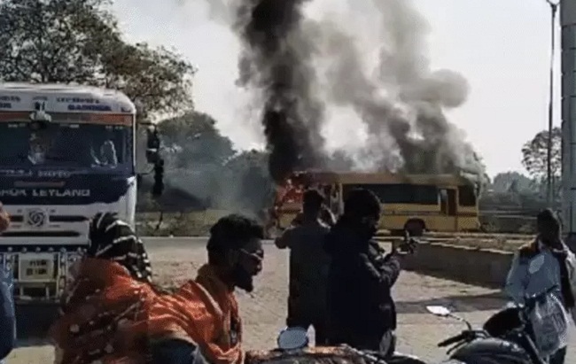 विदिशाः कुरवाई में पेट्रोल पंप पर खड़ी स्कूल बस में लगी आग विदिशाः कुरवाई में पेट्रोल पंप पर खड़ी स्कूल बस में लगी आग