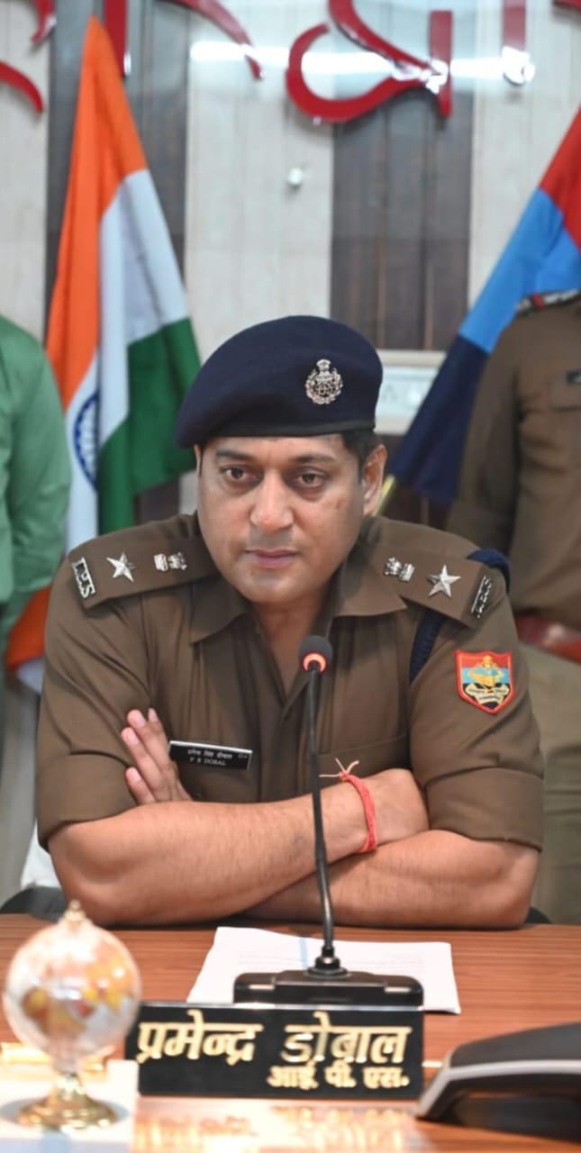 प्रेस वार्ता करते पुलिस कप्तान प्रेस वार्ता करते पुलिस कप्तान