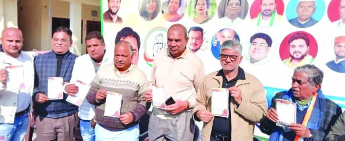 घोषणा पत्र जारी करते हुए घोषणा पत्र जारी करते हुए